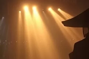 《风车与旧钟》小镇广场钟楼横版剧照